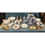 A quantity of miscellaneous ceramics including Wedgwood, Royal Worcester, Coalport, boxed blue &