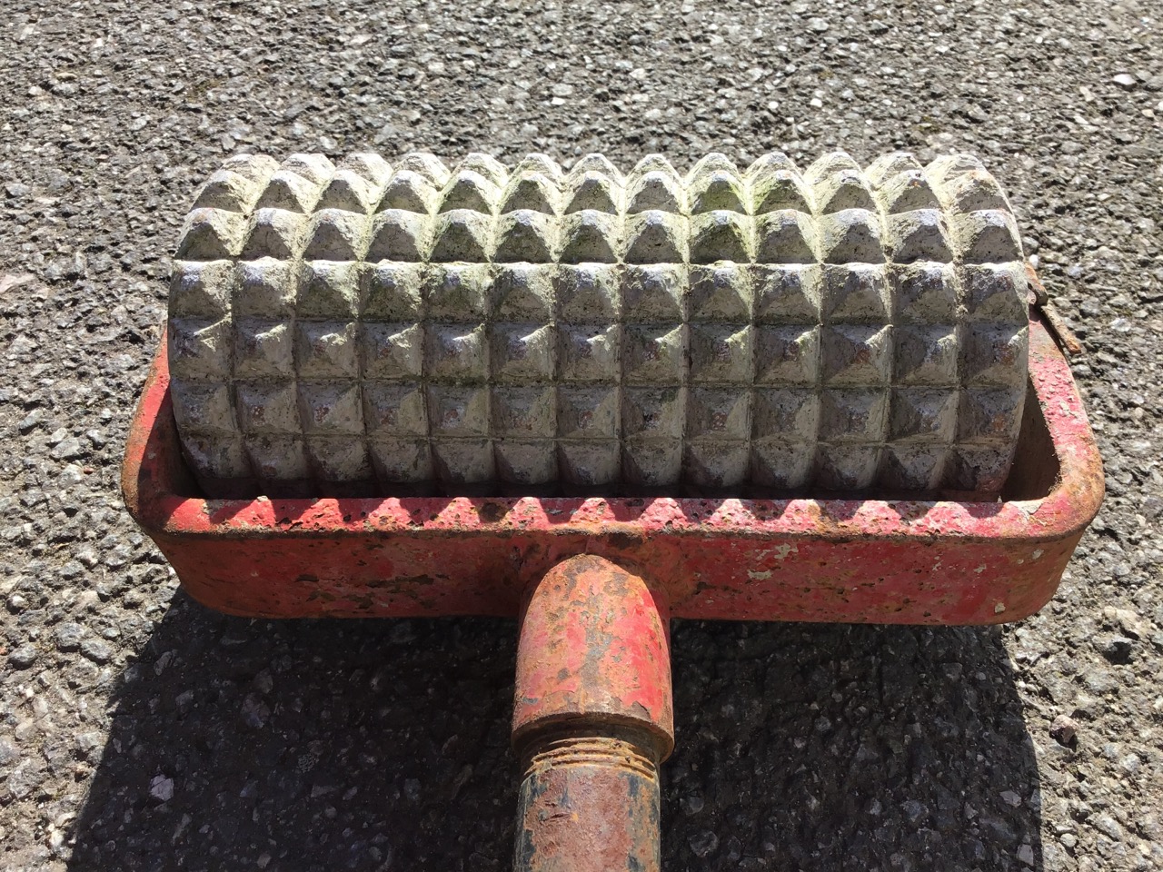 A modern lightweight roller with tubular handle; and a concrete roller with hobnail dimples to - Bild 2 aus 3