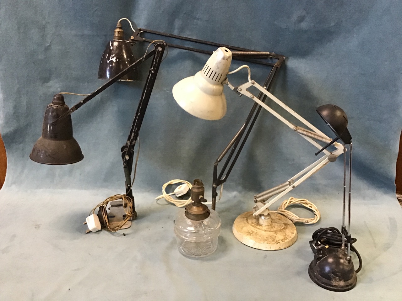 Three anglepoise type lamps, a glass oil lamp base with brass mounts converted to electricity, and - Bild 2 aus 3
