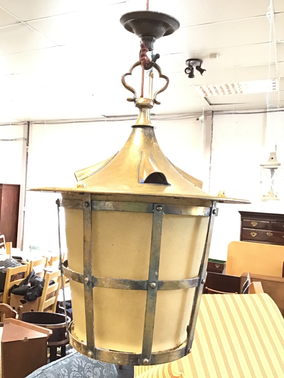 A hanging brass hall lantern with tapering cage shade beneath a circular canopy with four vents - Bild 2 aus 3