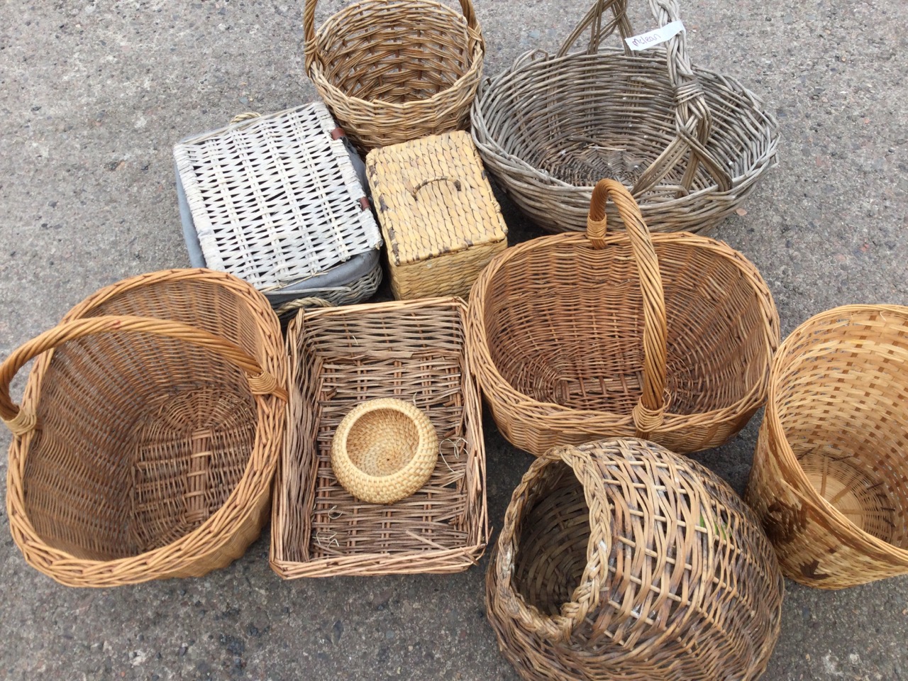 Ten miscellaneous baskets - picnic, shopping, sewing, cat, wastepaper, etc. (10) - Image 2 of 3