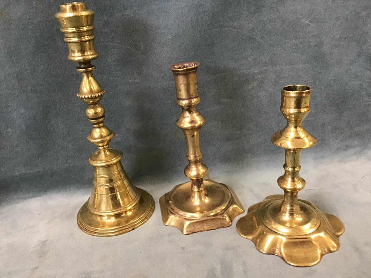 A pair of early brass candlesticks with scalloped rims and bases, having knopped columns and tubular - Bild 3 aus 3