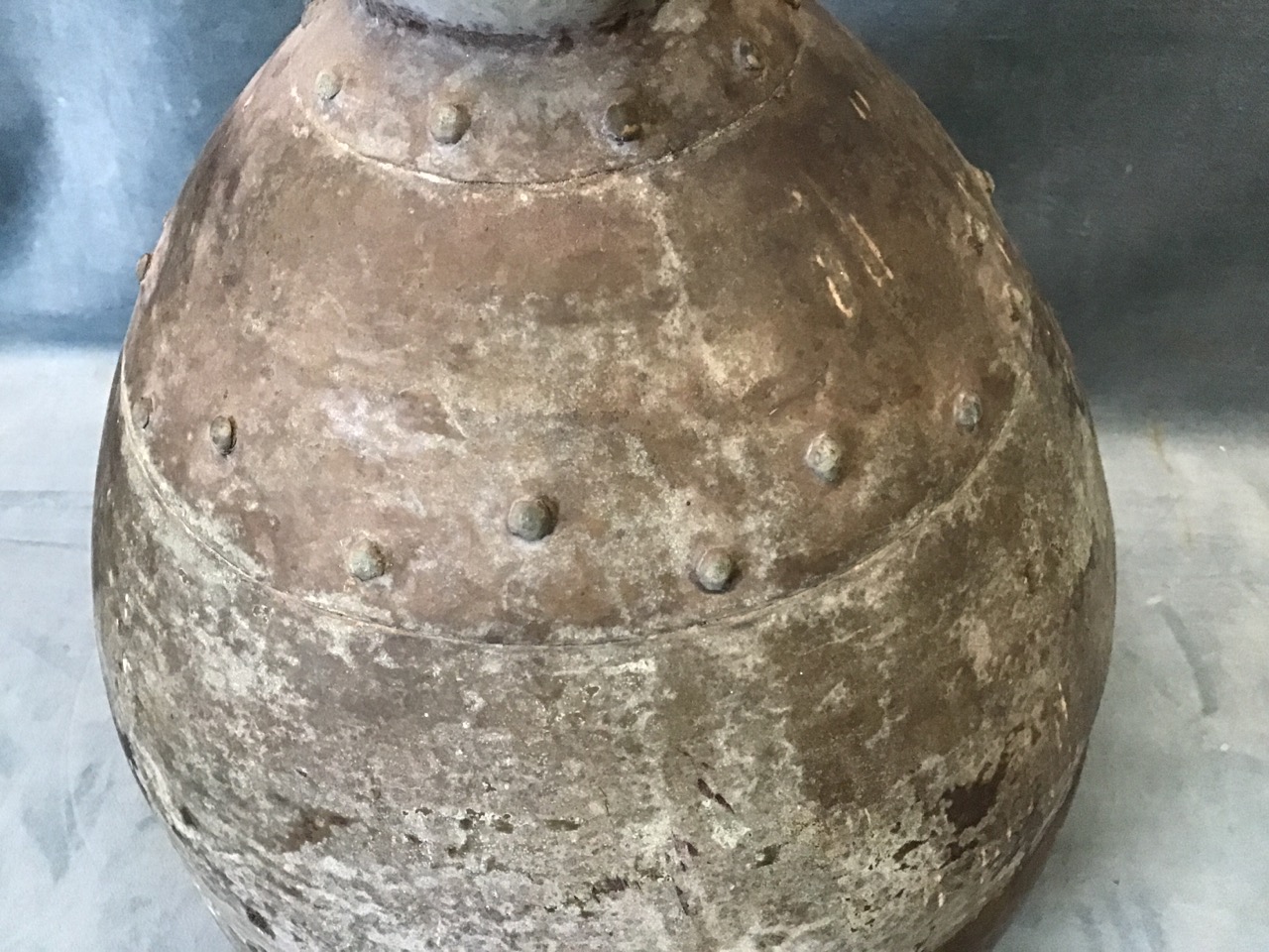 A large handbeaten brass jar, the tapering vessel of riveted construction with waisted neck and - Bild 3 aus 3