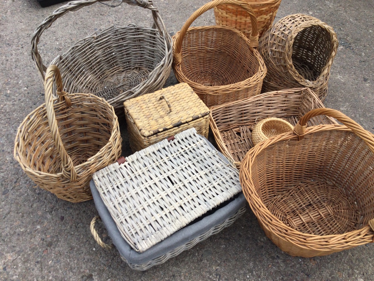 Ten miscellaneous baskets - picnic, shopping, sewing, cat, wastepaper, etc. (10)