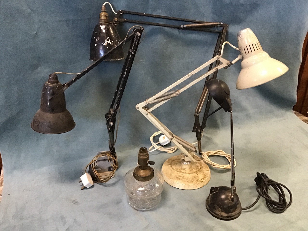 Three anglepoise type lamps, a glass oil lamp base with brass mounts converted to electricity, and - Bild 3 aus 3