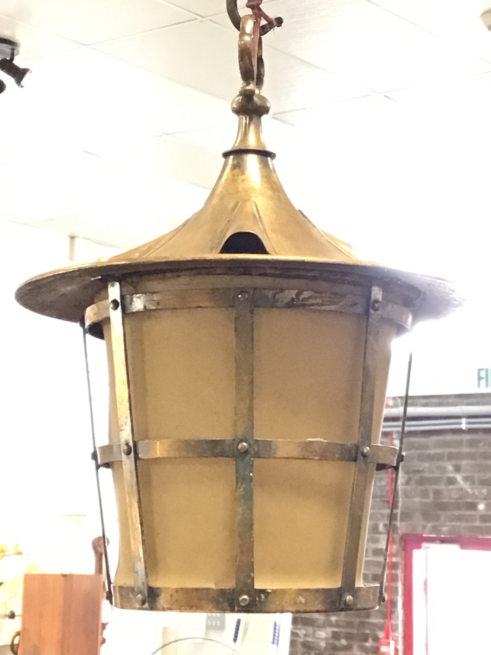 A hanging brass hall lantern with tapering cage shade beneath a circular canopy with four vents - Bild 3 aus 3