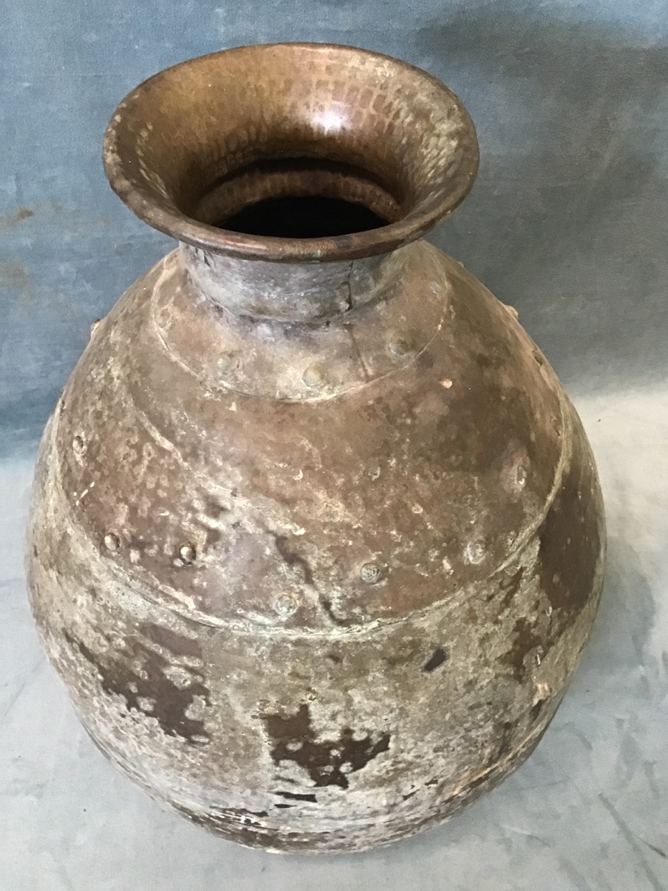 A large handbeaten brass jar, the tapering vessel of riveted construction with waisted neck and - Bild 2 aus 3