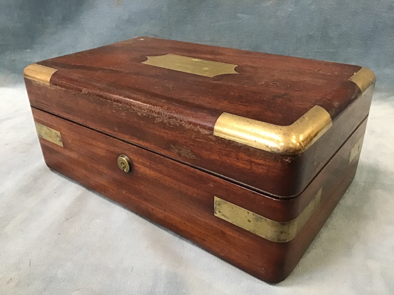 A nineteenth century gentlemans campaign necessaire, the brass bound box having fitted leather lined - Bild 3 aus 3