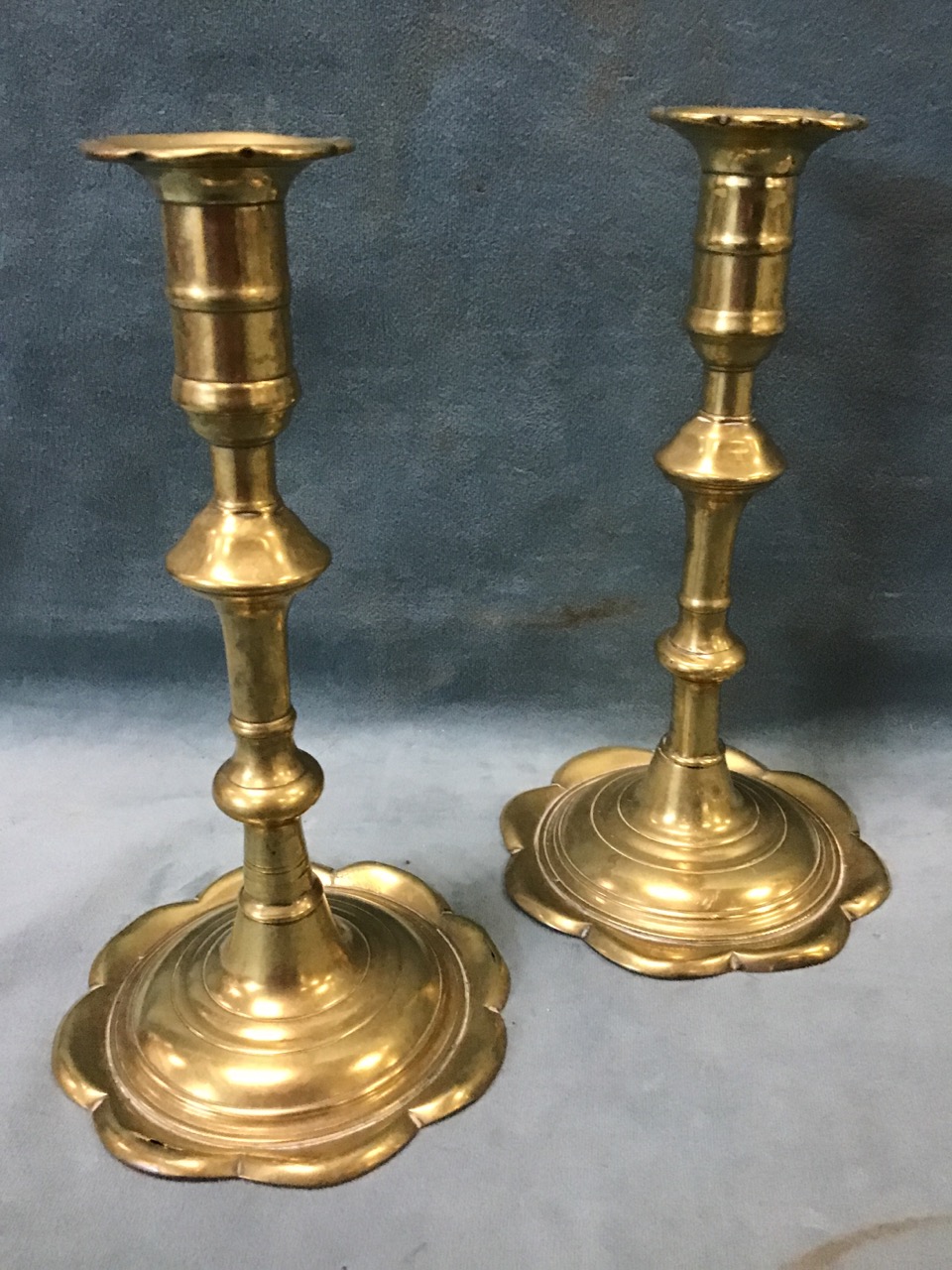 A pair of early brass candlesticks with scalloped rims and bases, having knopped columns and tubular - Bild 2 aus 3