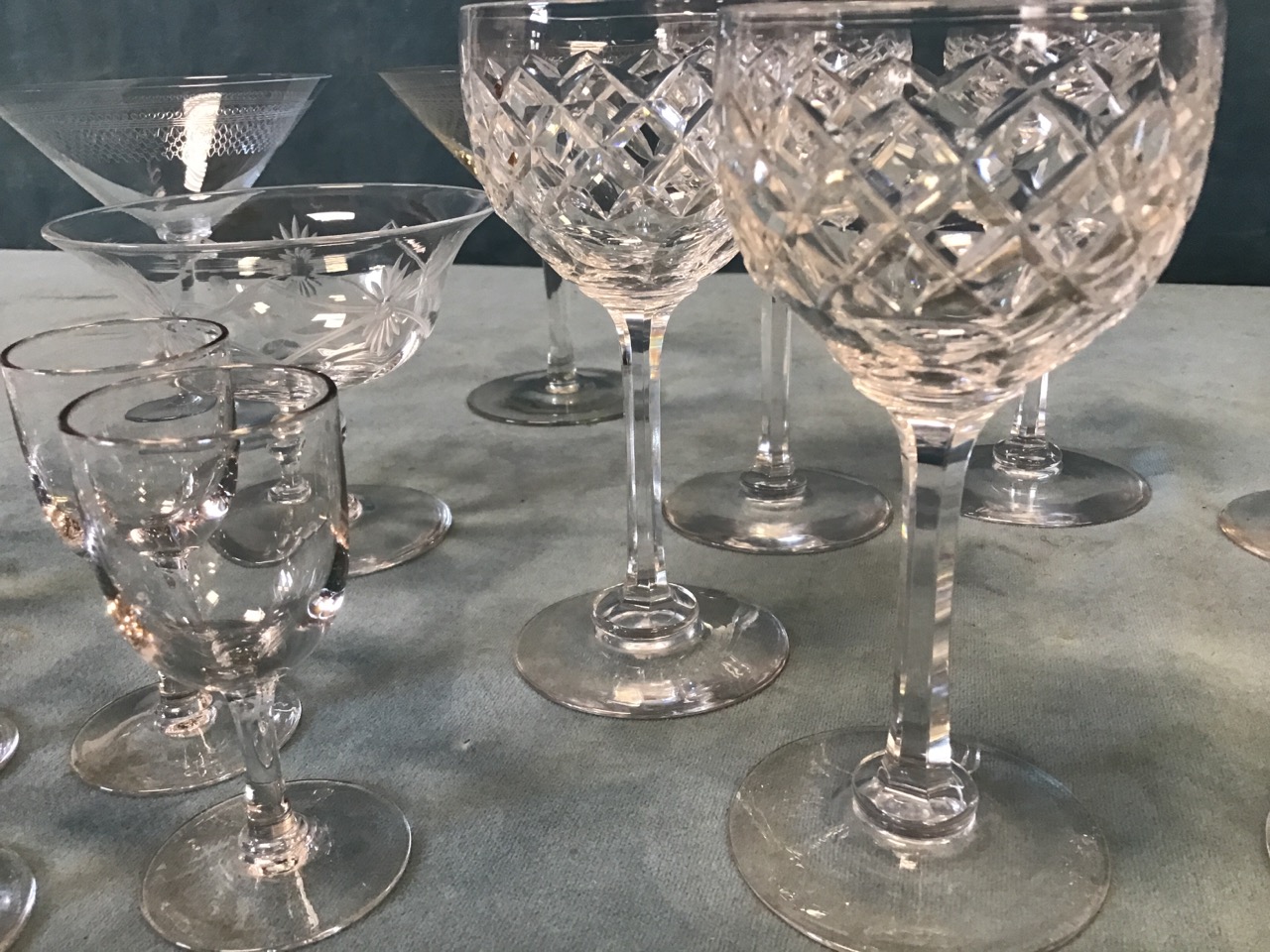 A set of seven wine glasses with facet cut bowls on hexagonal columns; a pair of deco style gimlet - Bild 2 aus 3