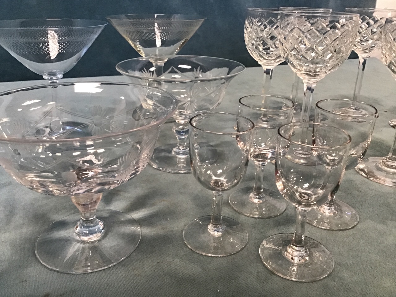 A set of seven wine glasses with facet cut bowls on hexagonal columns; a pair of deco style gimlet - Bild 3 aus 3