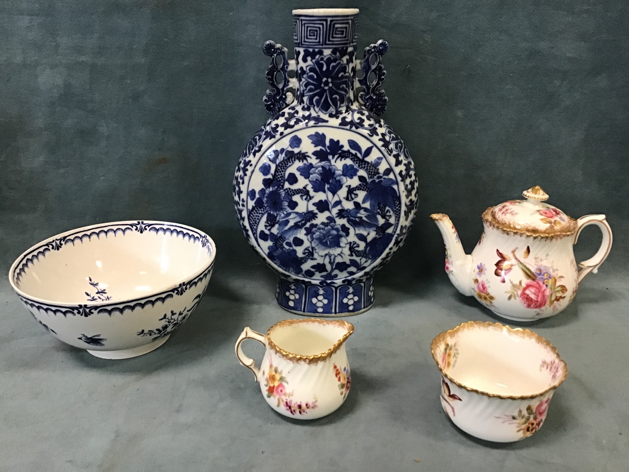 Miscellaneous ceramics including an early blue & white Worcester bowl, a Satsuma vase, a Limoges - Bild 2 aus 3
