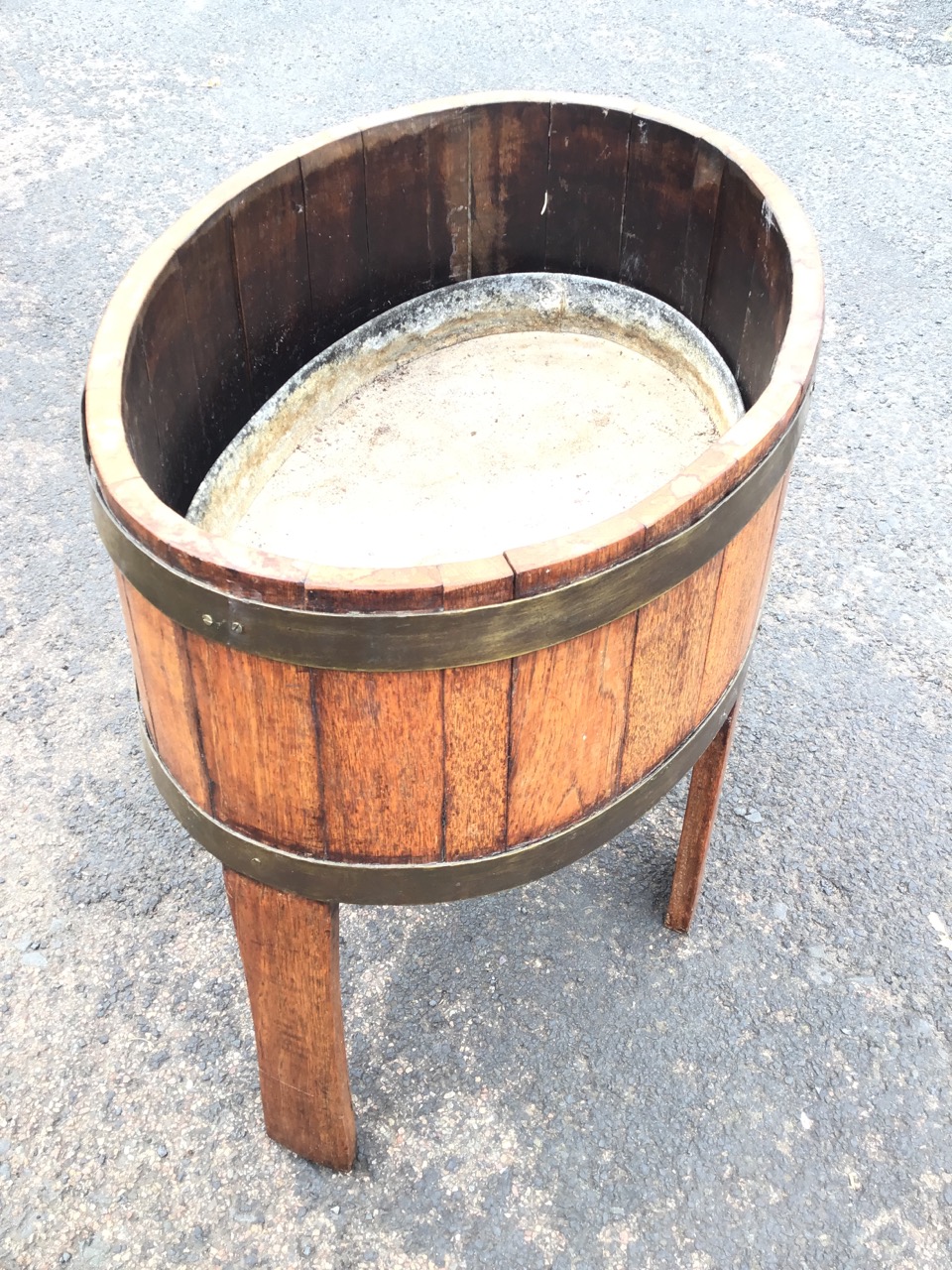 A coopered oak planter, the oval stand with brass hoops and zinc liner on stave legs, bearing makers - Bild 3 aus 3