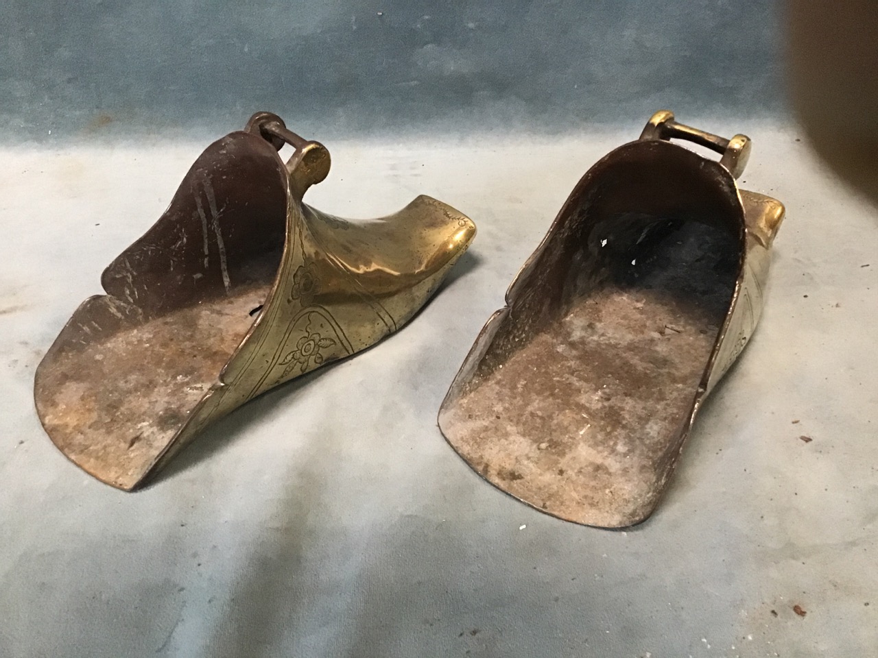 A pair of antique brass slipper stirrups, probably Spanish with floral engraved decoration, the - Bild 3 aus 3
