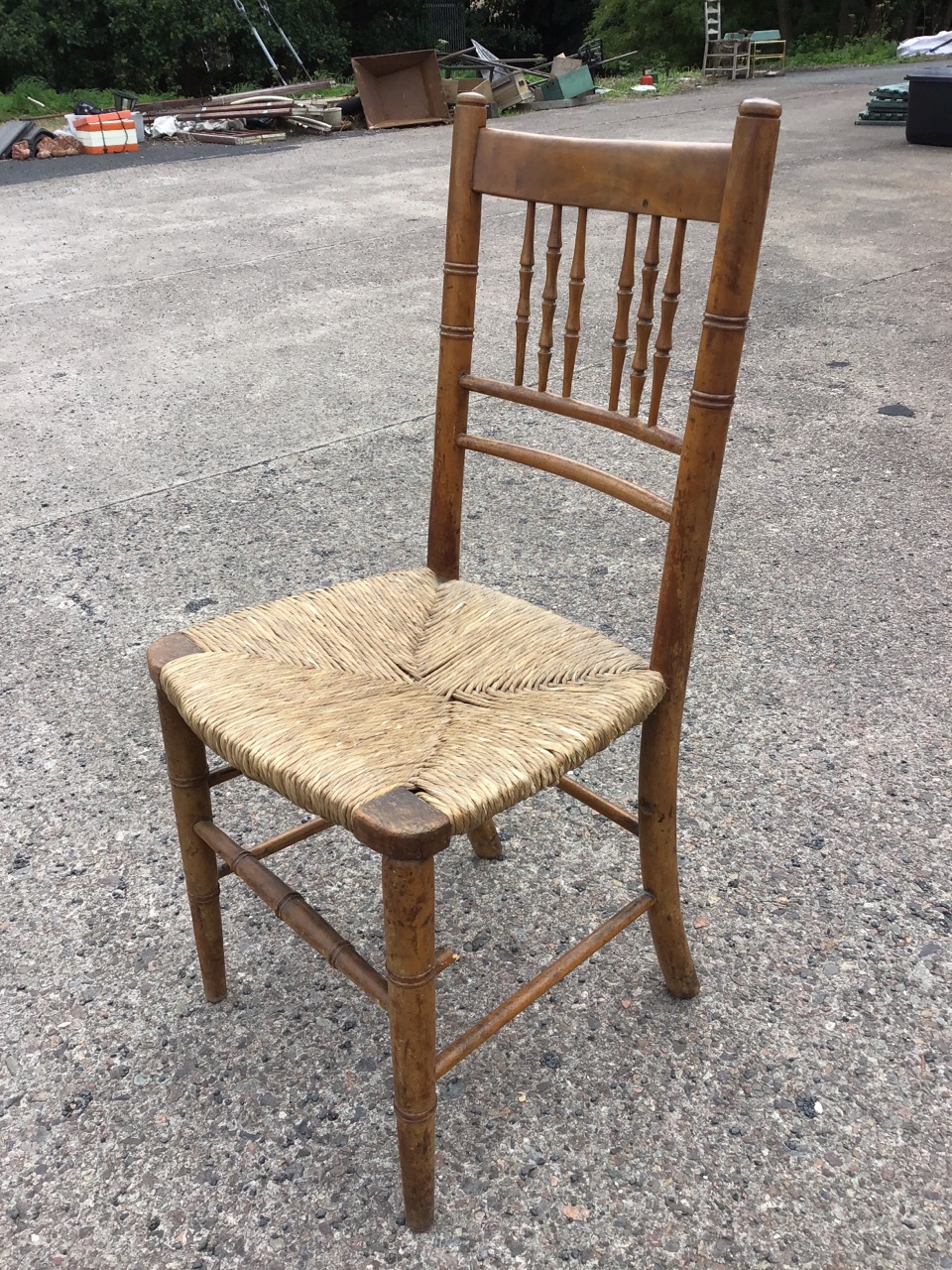 A married set of nineteenth century country oak rush seated chairs with turned spindles to backs, - Bild 3 aus 3