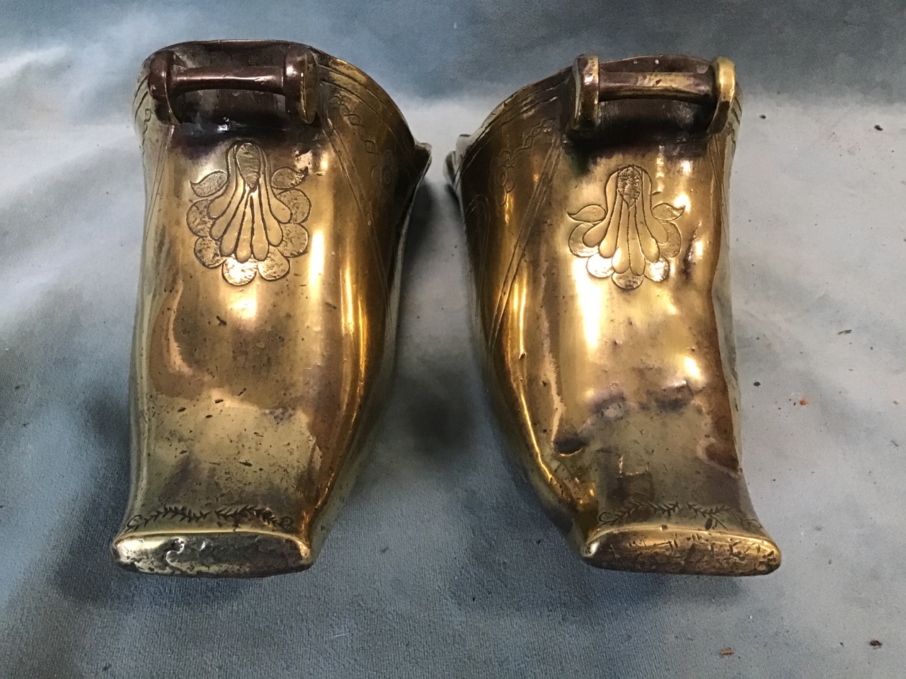 A pair of antique brass slipper stirrups, probably Spanish with floral engraved decoration, the - Bild 2 aus 3