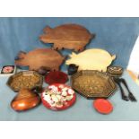 Miscellaneous treen and lacquer included three modern pig chopping boards, boxes, a graduated pair