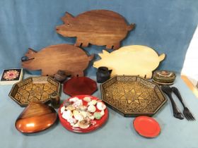 Miscellaneous treen and lacquer included three modern pig chopping boards, boxes, a graduated pair