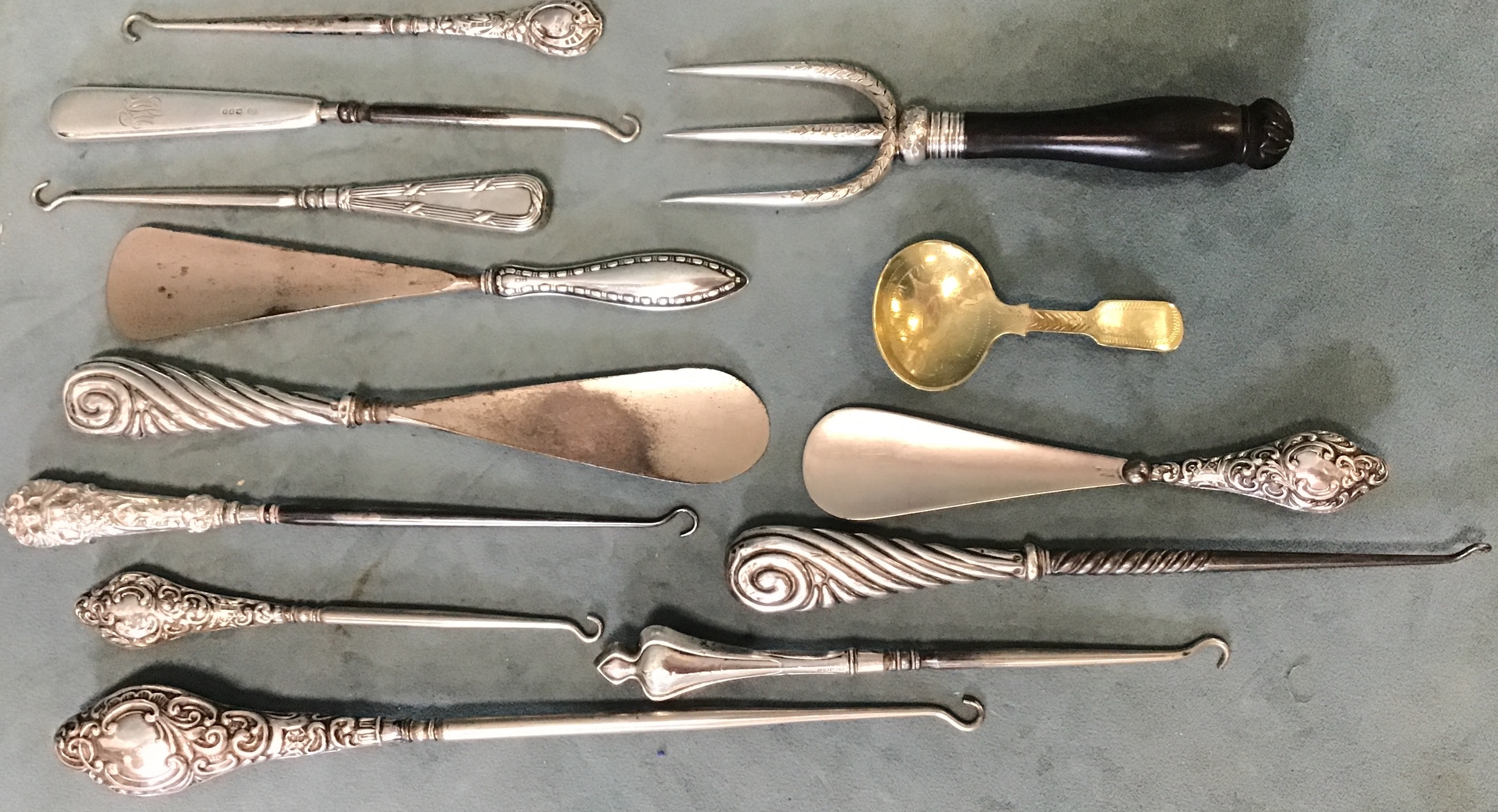 A collection of antique silver handled button hooks and shoe horns; a brass caddy spoon; a Victorian - Bild 2 aus 3