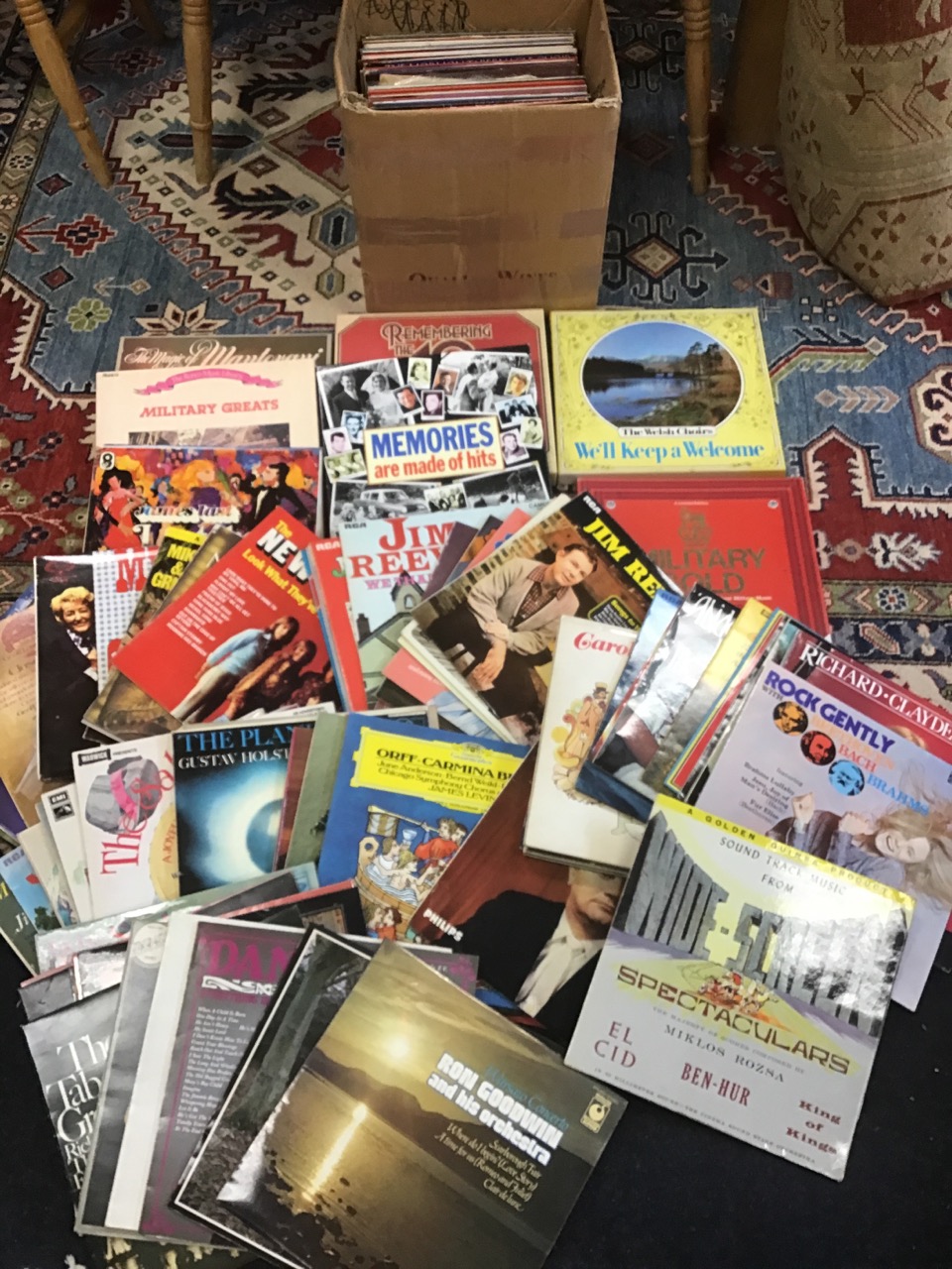 A collection of vinyl albums, including easy listening, choral, popular classical, military bands, - Bild 2 aus 3