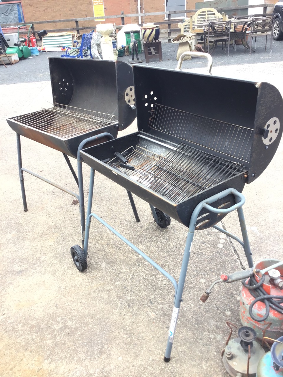 A barrel barbecue with hinged lid revealing grill platform on tubular metal stand with two wheels - Image 2 of 3