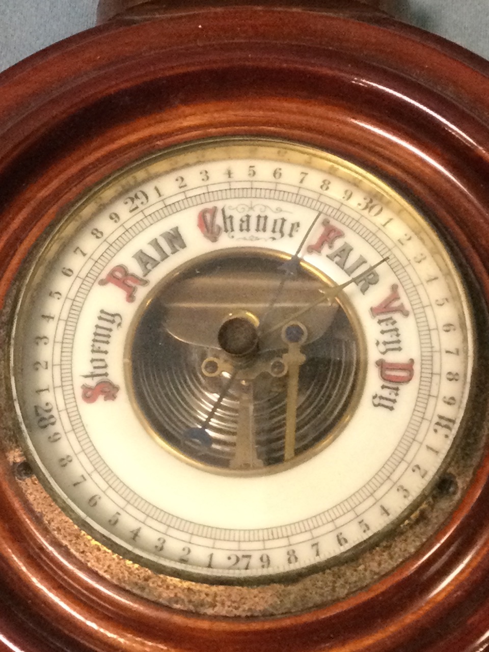 An Edwardian mahogany cased banjo barometer with arched moulded back above a thermometer framed by - Bild 3 aus 3