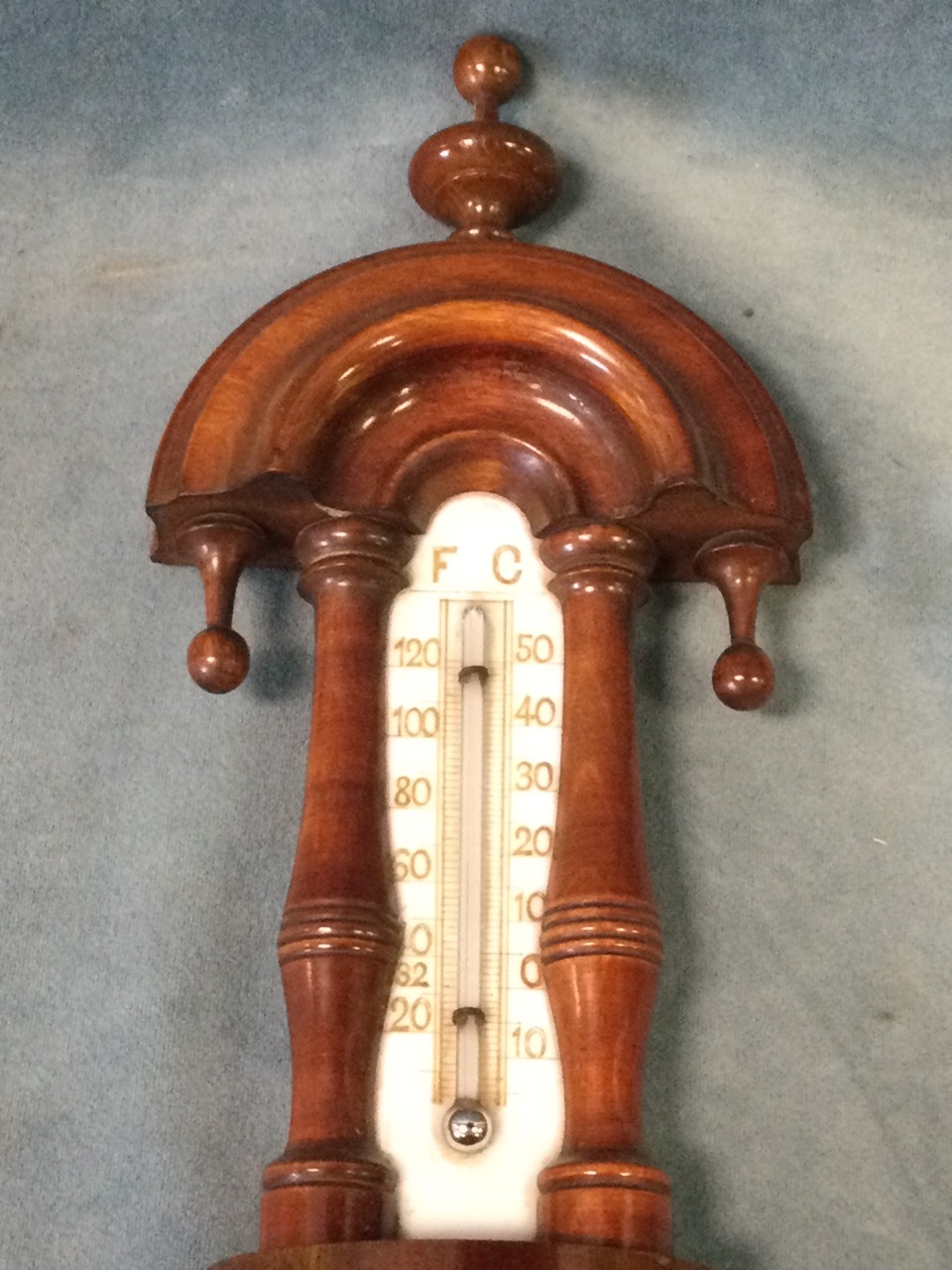 An Edwardian mahogany cased banjo barometer with arched moulded back above a thermometer framed by - Bild 2 aus 3