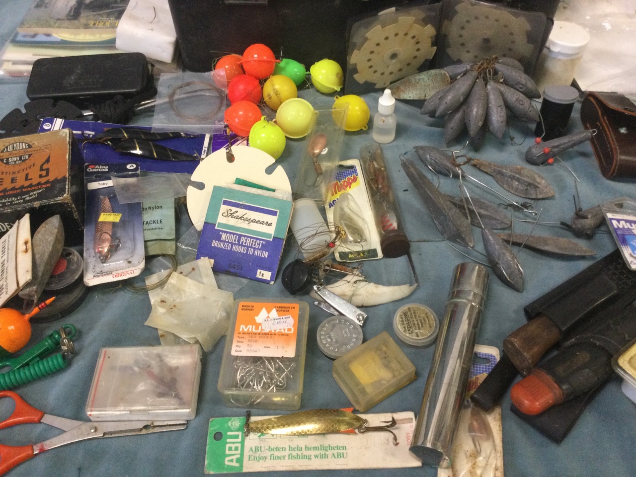 Miscellaneous fishing tackle including spinners, hooks, lead weights, floats, scissors, wallets, a - Image 2 of 3