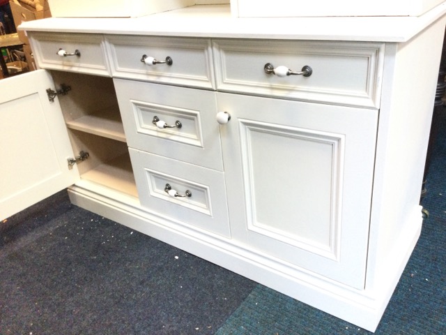 A painted dresser with the dentil cornice above four deep shelves flanked by moulded panelled doors, - Bild 3 aus 3