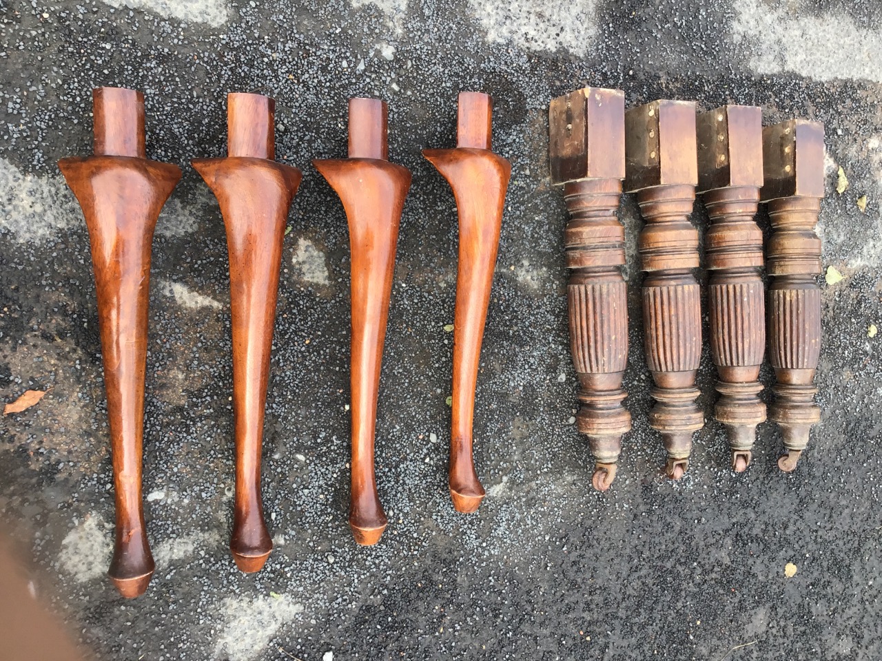 A set of four Victorian turned mahogany fluted dining table legs with ceramic castors - 29in; four - Image 3 of 3