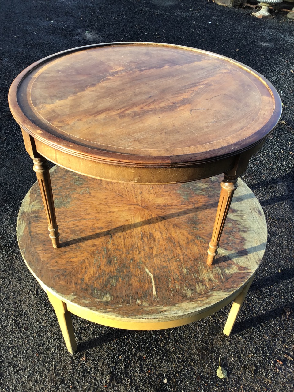 A circular mahogany coffee table, the crossbanded tray top inlaid with boxwood stringing with ribbed - Image 2 of 3