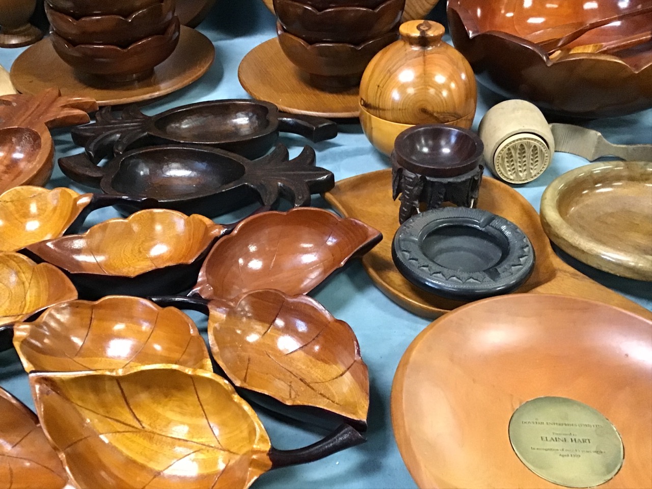 A collection of treen including beech shoe trees, a tortoise shaped covered box, a salad bowl and - Image 3 of 3