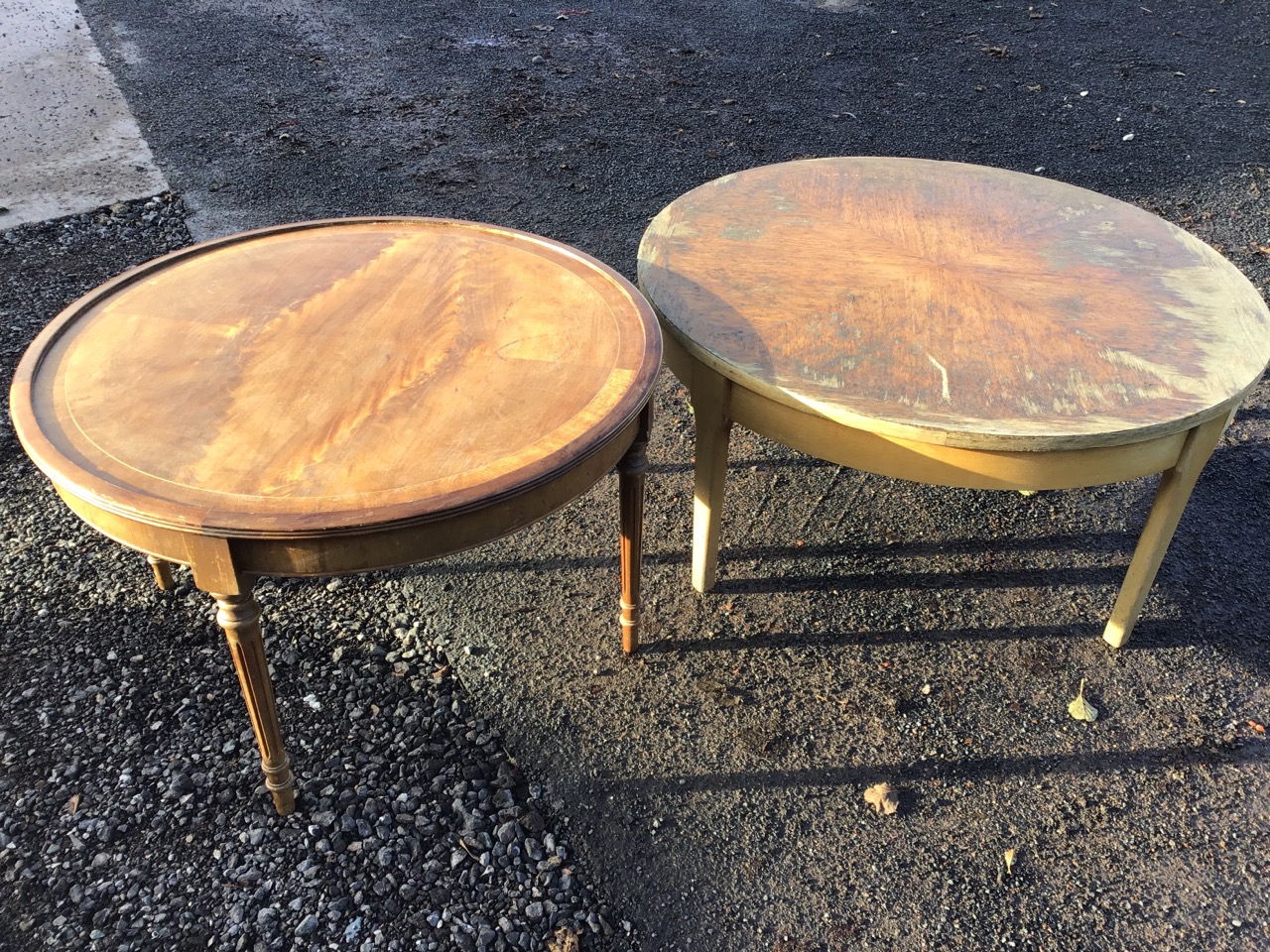 A circular mahogany coffee table, the crossbanded tray top inlaid with boxwood stringing with ribbed - Image 3 of 3