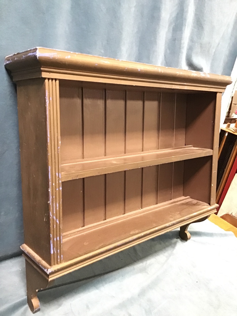 A painted wallhanging shelf unit with moulded cornice and tongue & grooved back with two shelves, - Bild 3 aus 4
