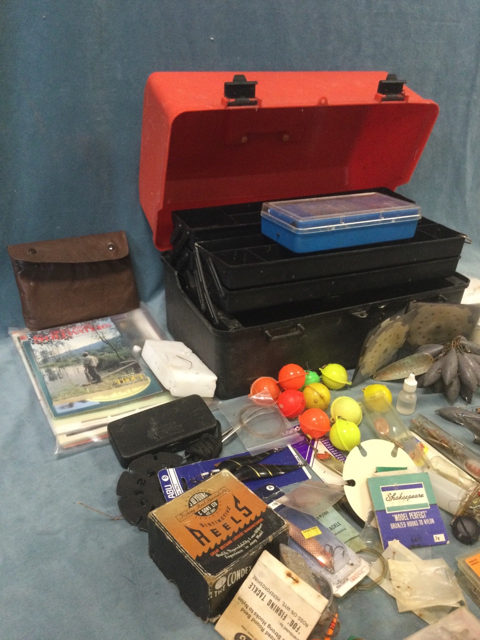 Miscellaneous fishing tackle including spinners, hooks, lead weights, floats, scissors, wallets, a - Image 3 of 3