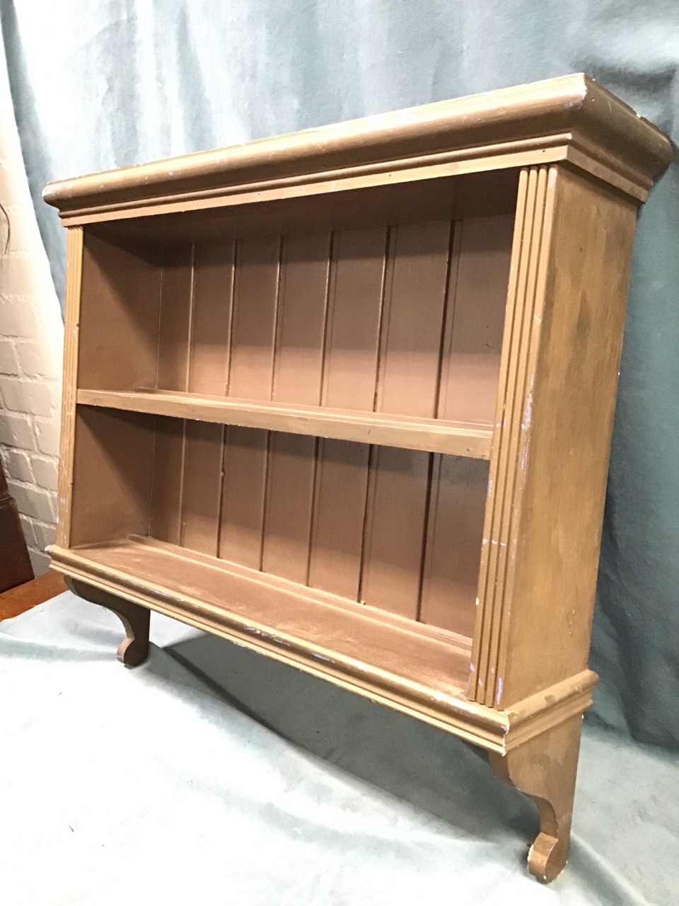 A painted wallhanging shelf unit with moulded cornice and tongue & grooved back with two shelves, - Bild 2 aus 4