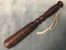 An Victorian lead weighted turned lignum vitae truncheon or cosh with ribbed grip. (8.25in)