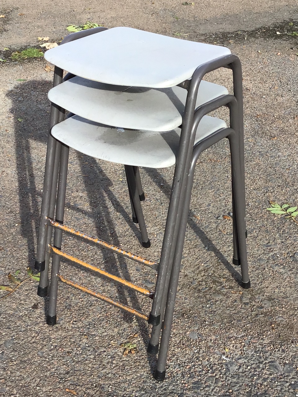 22 modern plastic seated stools, the seats on angled tubular metal legs with cappings. (22) - Image 3 of 3