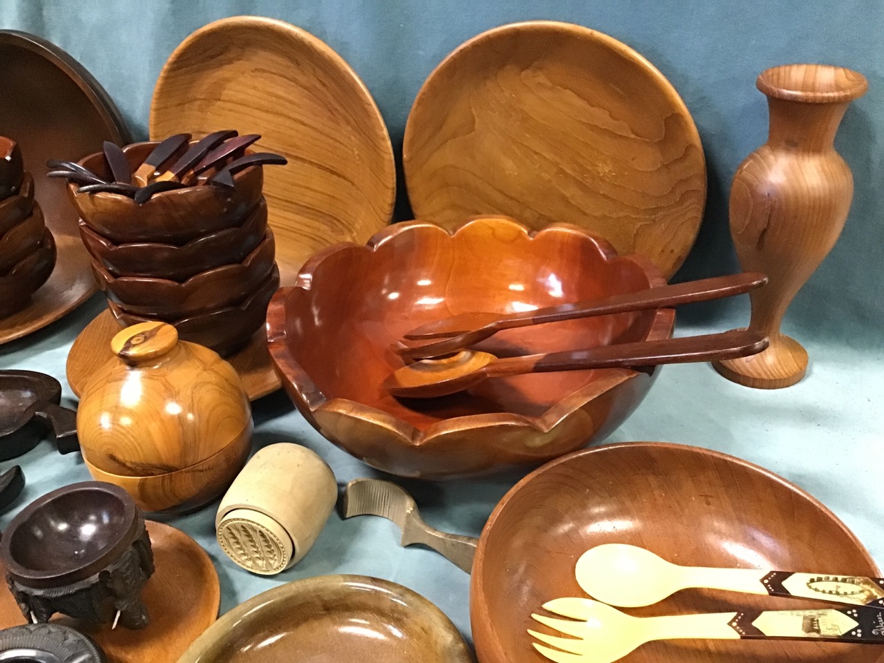A collection of treen including beech shoe trees, a tortoise shaped covered box, a salad bowl and - Image 2 of 3