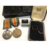 18ct gold wedding ring, two 9ct gold gem set dress rings and WWI medal group