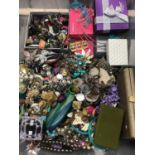 Quantity of costume jewellery and bijouterie (1 box)