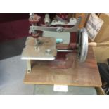 Miniature Essex sewing machine and other sewing machine (2)