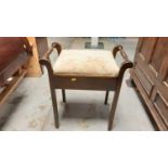 Piano stool with padded seat, together with a footwarmer (2)