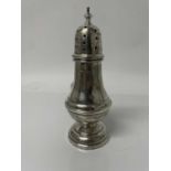 George V silver baluster sugar castor (Birmingham 1911), 16.5cm high