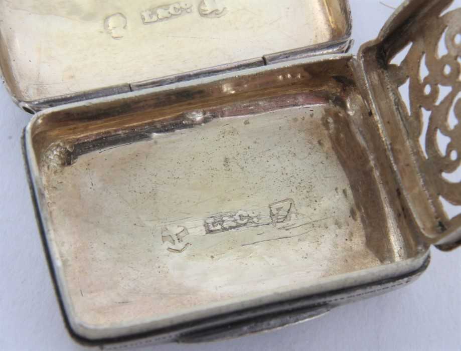 George IV silver vinaigrette, modelled as a hand bag, with engraved decoration and hinged cover, ope - Image 5 of 6