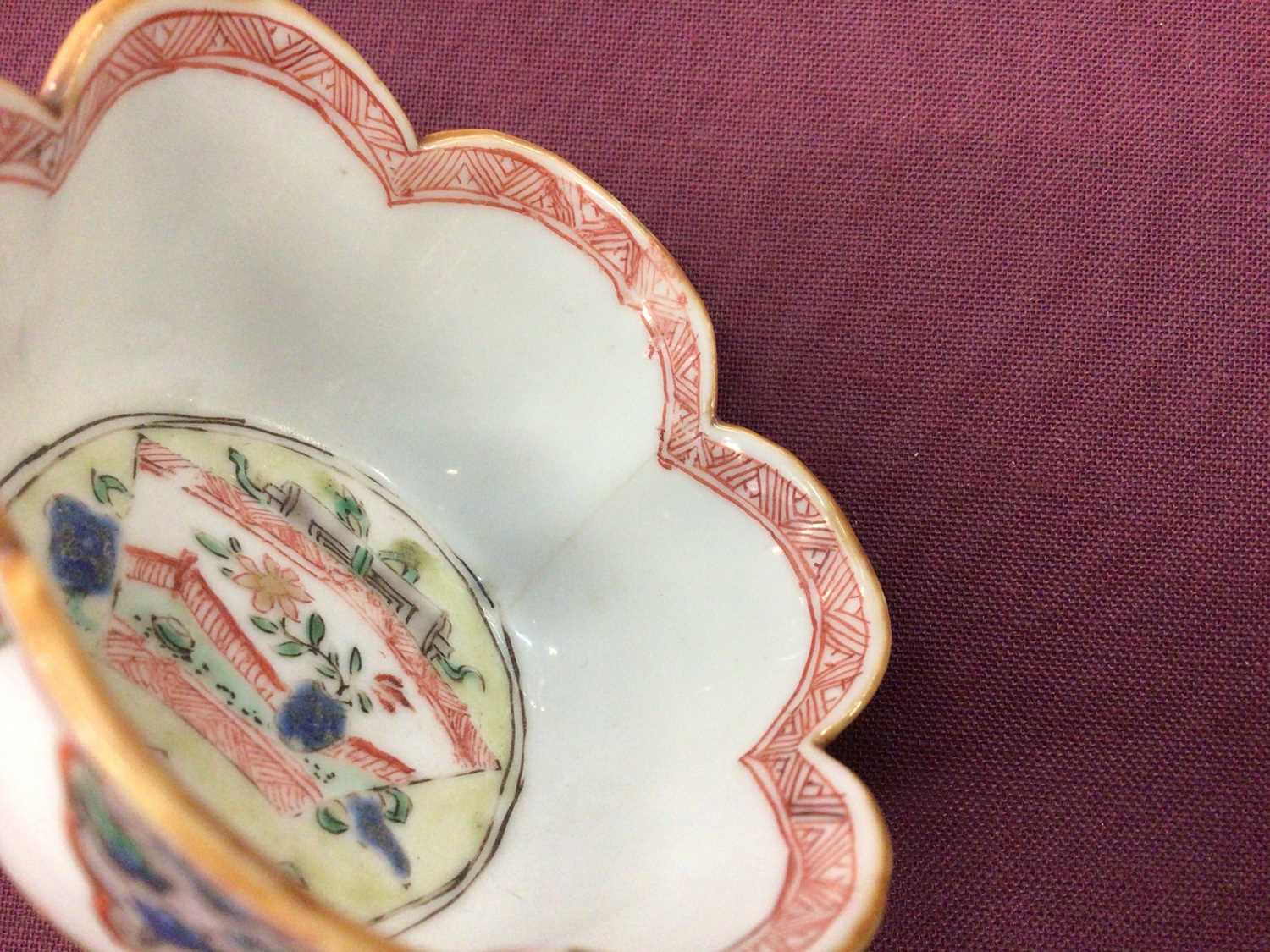 A Chinese famille verte tea bowl and saucer, Kangxi period, decorated with precious objects and ausp - Image 8 of 9