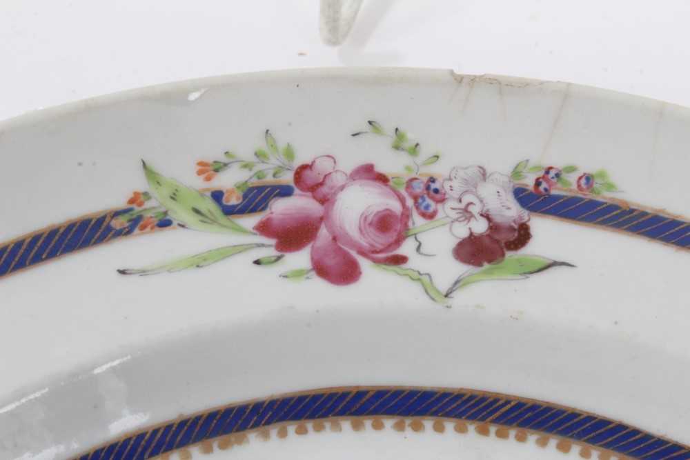 Set of four Chinese export porcelain plates - Image 5 of 7