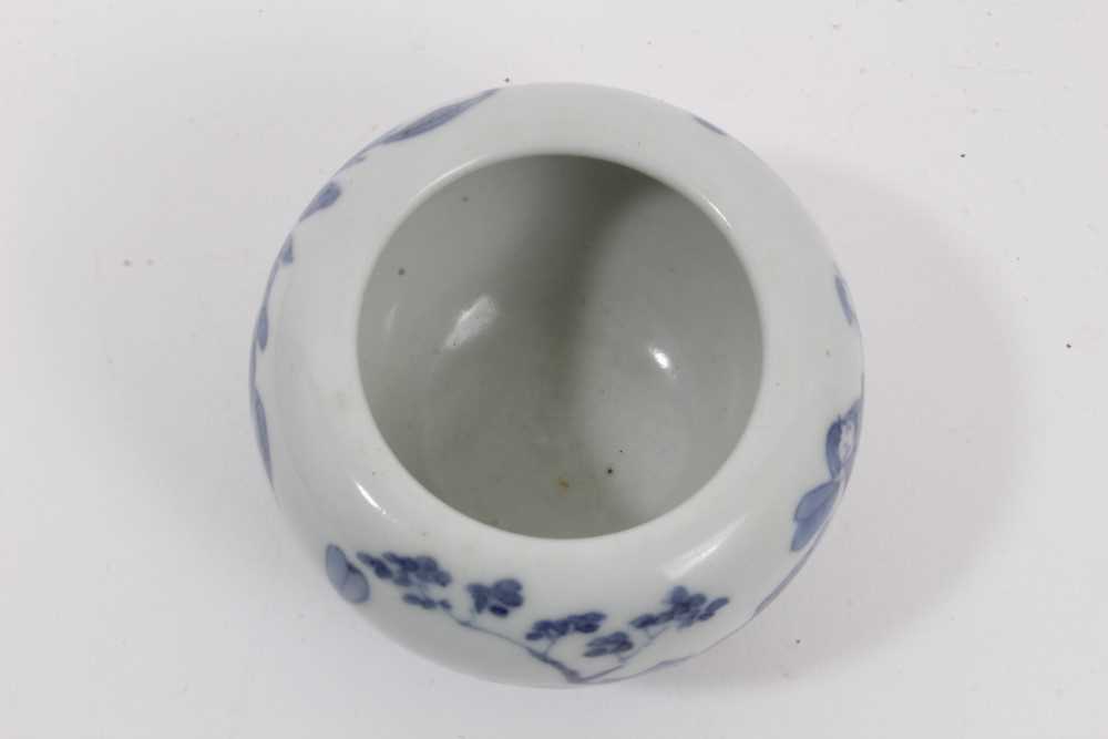 A Chinese blue and white small porcelain bowl, probably early 20th century, painted with figures and - Image 5 of 6