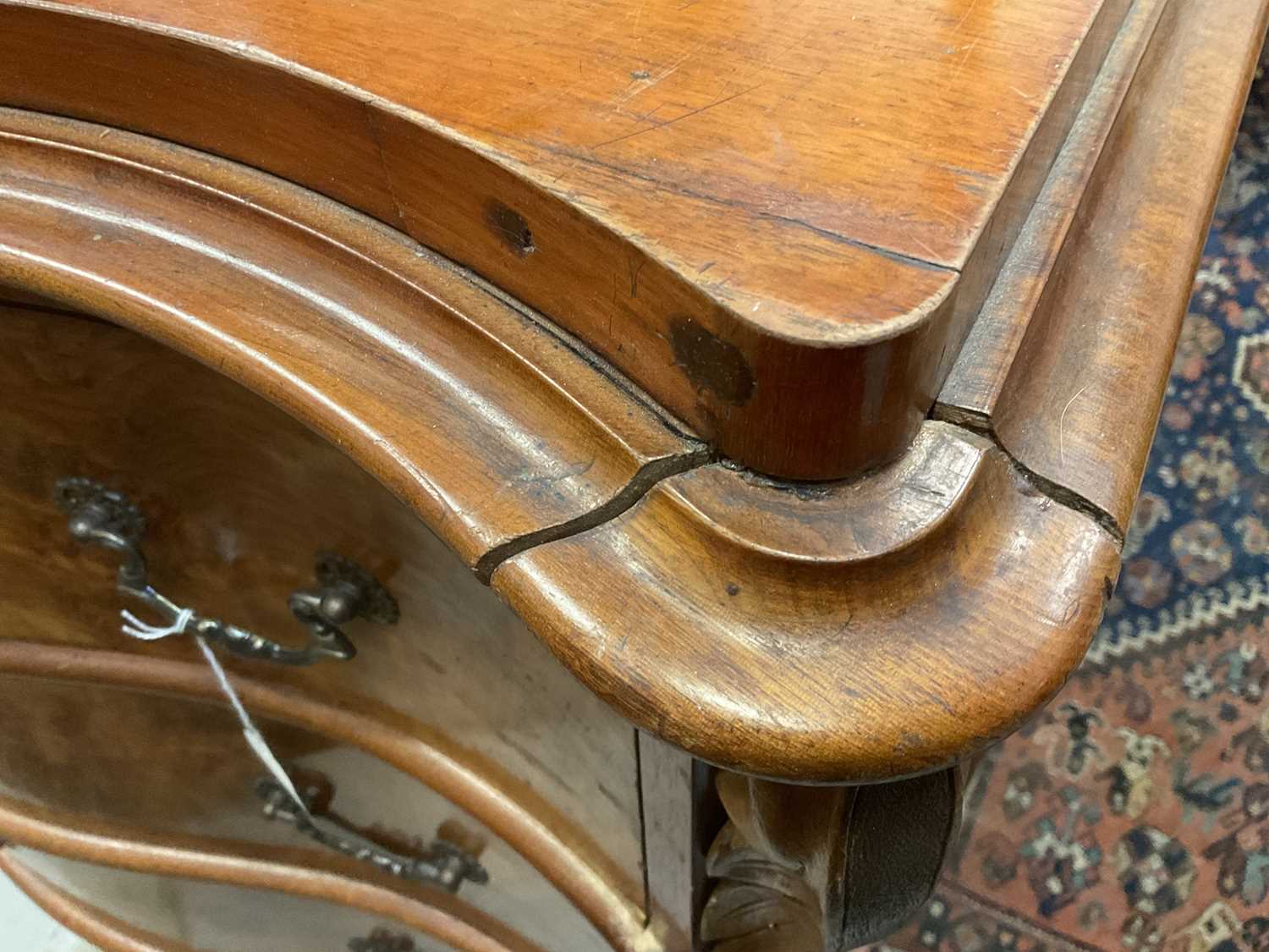 19th century Continental walnut serpentine chest of drawers - Image 9 of 12