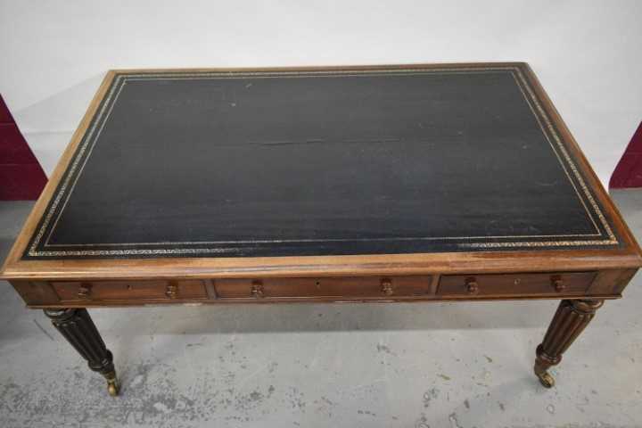 Large 19th century library table on reeded supports and castors - Image 2 of 13